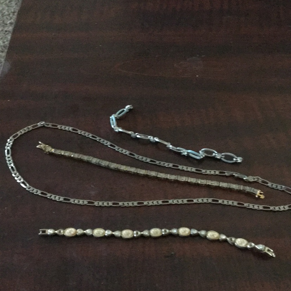 Two men’s rings, 2 bracelets, a necklace